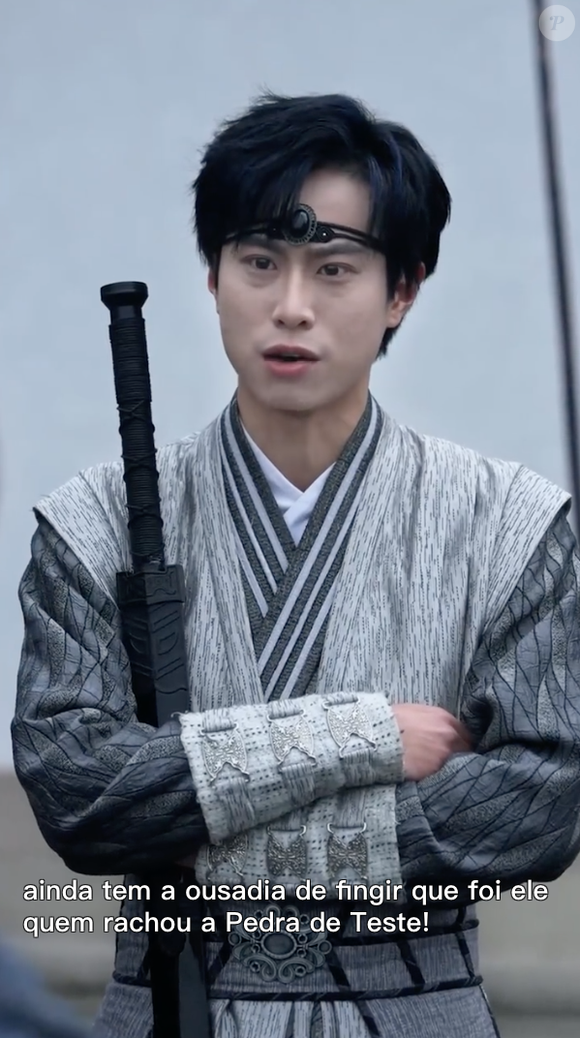 A falta de habilidade do menino faz com que ele seja esnobado pelos membros do seu clã