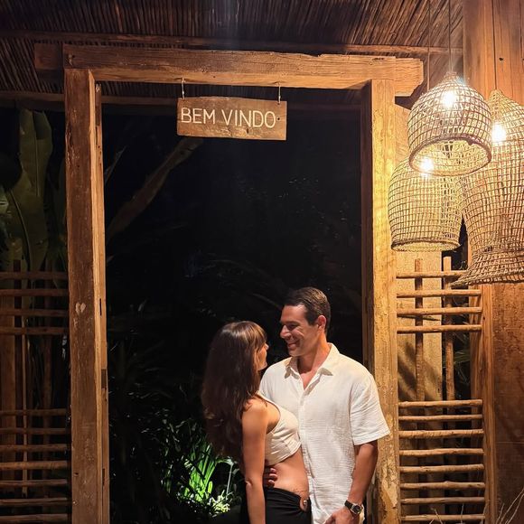 Isis Valverde e Marcus Buaiz estão viajando para Trancoso, na Bahia