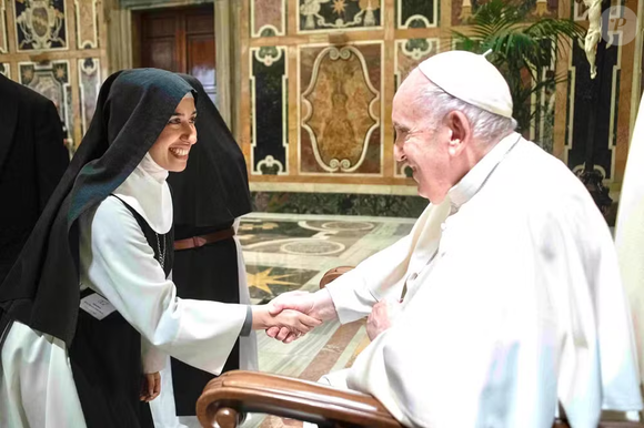 A freira brasileira Aline Pereira Ghammachi com o Papa Francisco, em 2022