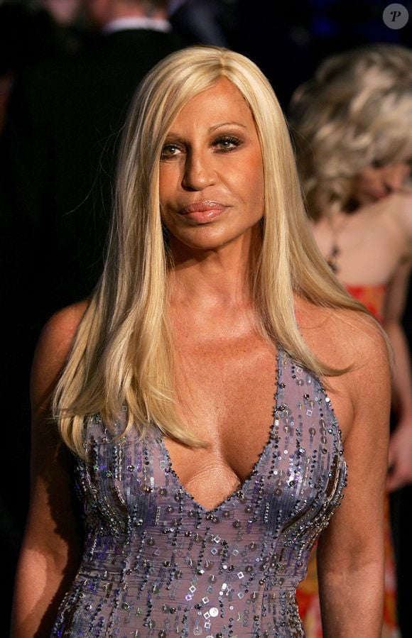 2005: aos 50 anos, esta era a aparência de Donatella Versace
