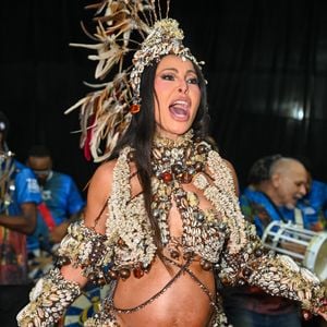 Aos 45 anos, Sabrina Sato mostra disposição no samba da Vila Isabel enquanto se prepara para a chegada do primeiro filho com Nicolas Prattes
