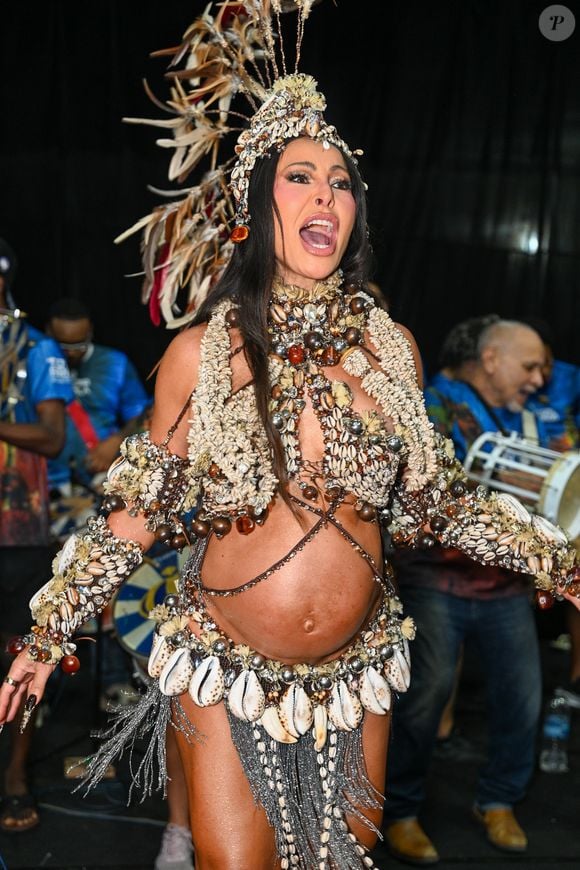 Aos 45 anos, Sabrina Sato mostra disposição no samba da Vila Isabel enquanto se prepara para a chegada do primeiro filho com Nicolas Prattes