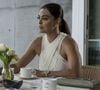 Poder e sofisticação: Carolina Castilho, interpretada por Juliana Paes, fez dos office looks um verdadeiro espetáculo de elegância em 'Totalmente Demais'. Neste look ela optou por uma blusa transpassada off white