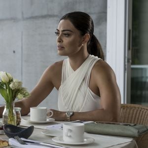 Poder e sofisticação: Carolina Castilho, interpretada por Juliana Paes, fez dos office looks um verdadeiro espetáculo de elegância em 'Totalmente Demais'. Neste look ela optou por uma blusa transpassada off white