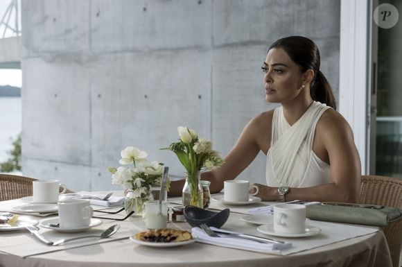 Poder e sofisticação: Carolina Castilho, interpretada por Juliana Paes, fez dos office looks um verdadeiro espetáculo de elegância em 'Totalmente Demais'. Neste look ela optou por uma blusa transpassada off white