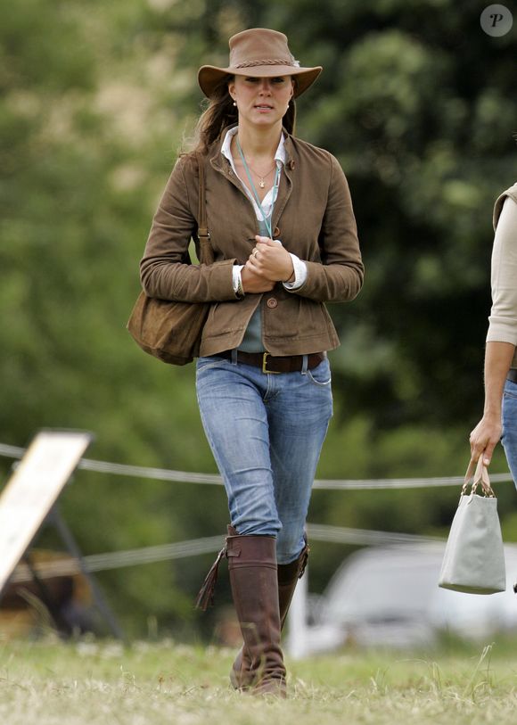 Kate com um jeans de lavagem clara, uma jaqueta marrom, chapéu de aba larga e botas de cano alto Penelope Chilvers no Festival of British Eventing no Gatcombe Park em Stroud, Inglaterra.