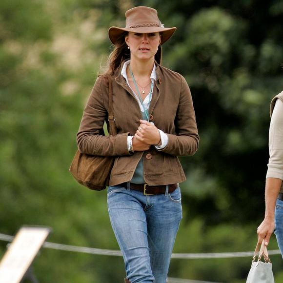 Kate com um jeans de lavagem clara, uma jaqueta marrom, chapéu de aba larga e botas de cano alto Penelope Chilvers no Festival of British Eventing no Gatcombe Park em Stroud, Inglaterra.