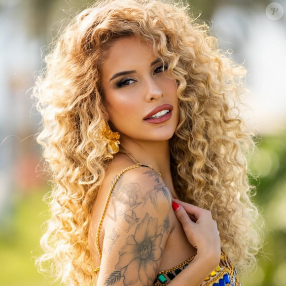 Stephanie Gomes -  fotógrafa, biomédica e filha de Solange Gomes e Waguinho: Filha de Solange Gomes e do ex-pagodeiro Waguinho, Stephanie cresceu sob os holofotes e atualmente trabalha com a mãe, inclusive como fotógrafa. Em 2025, o gshow informou que ela havia se formado em Biomedicina; em 2026, também apareceu na Banheira do Gugu, quadro ligado à história dos próprios pais