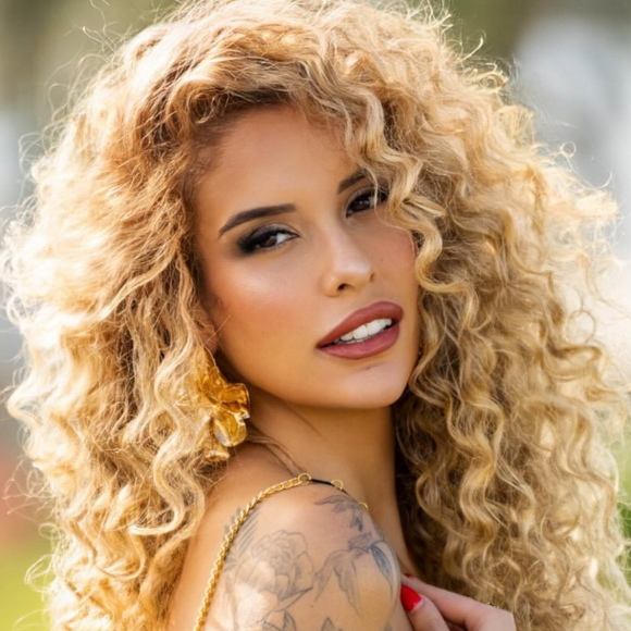 Stephanie Gomes -  fotógrafa, biomédica e filha de Solange Gomes e Waguinho: Filha de Solange Gomes e do ex-pagodeiro Waguinho, Stephanie cresceu sob os holofotes e atualmente trabalha com a mãe, inclusive como fotógrafa. Em 2025, o gshow informou que ela havia se formado em Biomedicina; em 2026, também apareceu na Banheira do Gugu, quadro ligado à história dos próprios pais