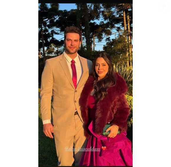 Recém-casados, Laís Caldas e Gustavo Marsengo também marcaram presença na cerimônia