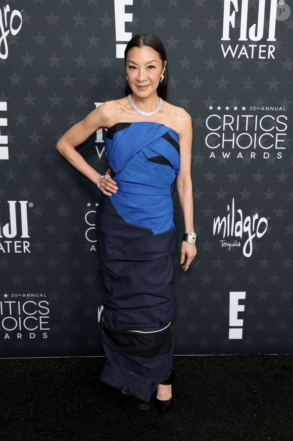 Michelle Yeoh em joias Balenciaga e Cartier no Critics Choice Awards 2025