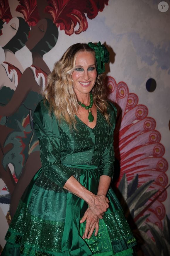 Sarah Jessica Parker no Baile da Arara 2026! Atriz roubou a cena com um vestido verde com saia rodada
