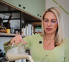 Em seguida, bata os componentes líquidos no liquidificador