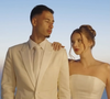 Gabriel Martinelli e Isabella Rousso oficializaram a união em uma cerimônia intimista para cerca de 40 convidados, em Santorini, na Grécia