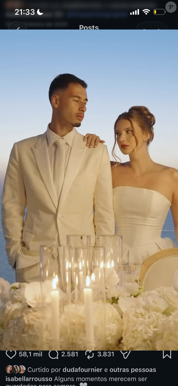 Gabriel Martinelli e Isabella Rousso oficializaram a união em uma cerimônia intimista para cerca de 40 convidados, em Santorini, na Grécia