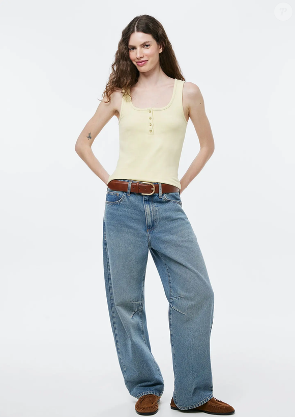 A combinação entre o New Balance 370v1 e a calça jeans barrel da Hering cria um visual moderno, confortável e cheio de personalidade