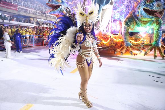 Musa da Acadêmicos de Niterói, Marcelly Pitanga, no desfile da escola