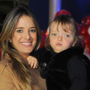 Ticiane Pinheiro exibia cabelo liso com mechas finas após nascimento de Rafaella Justus