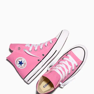 Com cano alto, lona de algodão, biqueira de borracha e o tradicional patch lateral com estrela, o All Star rosa mantém os elementos que fizeram do modelo um dos tênis mais reconhecidos do mundo