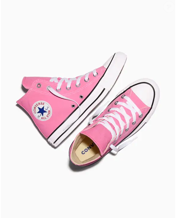 Com cano alto, lona de algodão, biqueira de borracha e o tradicional patch lateral com estrela, o All Star rosa mantém os elementos que fizeram do modelo um dos tênis mais reconhecidos do mundo