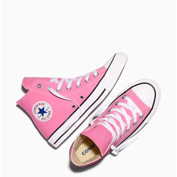 Com cano alto, lona de algodão, biqueira de borracha e o tradicional patch lateral com estrela, o All Star rosa mantém os elementos que fizeram do modelo um dos tênis mais reconhecidos do mundo
