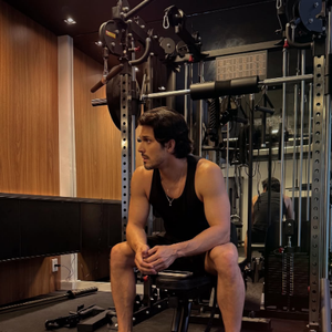 Romulo Estrela se exercita para viver bem o policial Paulinho