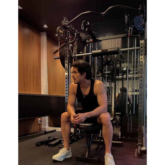 Romulo Estrela se exercita para viver bem o policial Paulinho