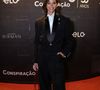 O styling de Bruna Marquezine ganha frescor com sapatos bicolores e uma bolsa pequena em tom vinho, criando um contraste pontual que eleva a produção. Recém-chegada de Oscar 2026, ela mostrou que o mood red carpet internacional segue firme!