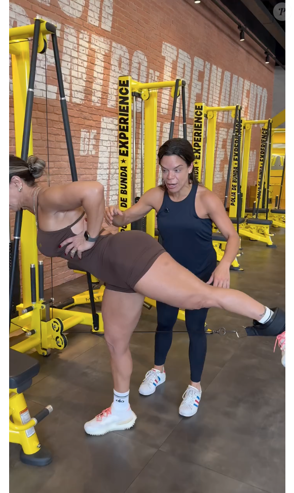 O primeiro exercício é a abdução no cabo, realizada em movimentos curtos