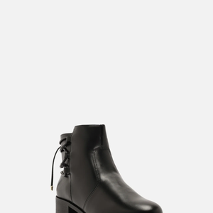 Conforto e elegância: Bota Preta Couro Cano Curto Tiras Nó da Arezzo é aposta versátil para usar com jeans no trabalho