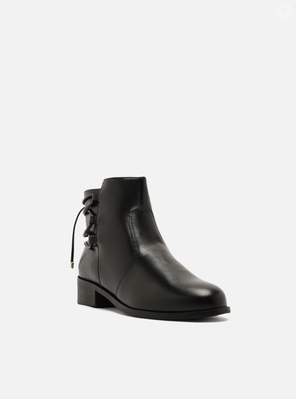 Conforto e elegância: Bota Preta Couro Cano Curto Tiras Nó da Arezzo é aposta versátil para usar com jeans no trabalho