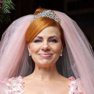 Aldeíde (Karine Teles) usa vestido saído de um conto infantil, em 'Vale Tudo'. "O vestido tem uma mistura de branco, que é a cor tradicional das noivas, com rosa, que é a cor que a Aldeíde ama", diz a figurinista Marie Salles.