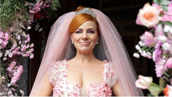 Aldeíde (Karine Teles) usa vestido saído de um conto infantil, em 'Vale Tudo'. "O vestido tem uma mistura de branco, que é a cor tradicional das noivas, com rosa, que é a cor que a Aldeíde ama", diz a figurinista Marie Salles.