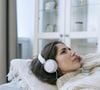 Pessoas introvertidas costumam escutar sempre a mesma música como forma de se sentirem mais seguras