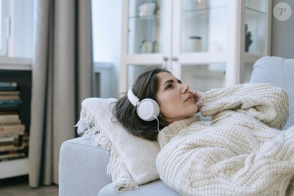 Pessoas introvertidas costumam escutar sempre a mesma música como forma de se sentirem mais seguras