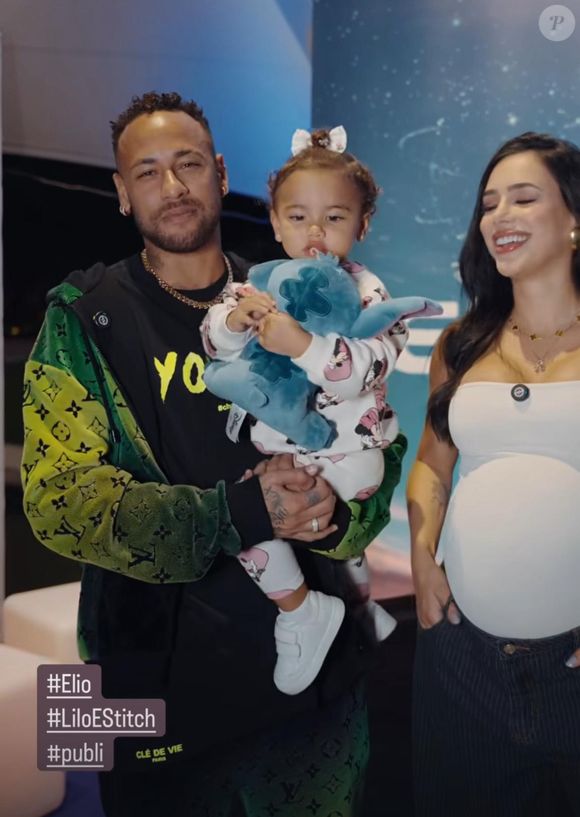 Neymar e Bruna Biancardi assistiram filmes da Disney com Mavie em conjuntinho de Minnie Mouse