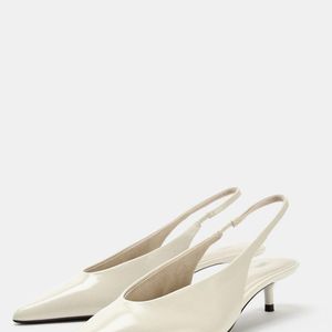 Confortável e elegante, o modelo de R$ 359,00 tem salto baixo, bico fino e tom claro, combinação que cria uma linha visual contínua e faz as pernas parecerem mais longas