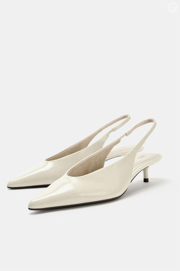 Confortável e elegante, o modelo de R$ 359,00 tem salto baixo, bico fino e tom claro, combinação que cria uma linha visual contínua e faz as pernas parecerem mais longas