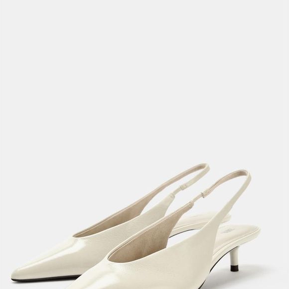 Confortável e elegante, o modelo de R$ 359,00 tem salto baixo, bico fino e tom claro, combinação que cria uma linha visual contínua e faz as pernas parecerem mais longas