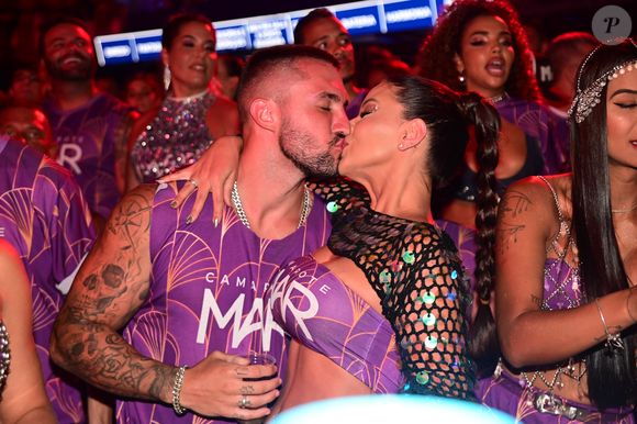 Carnaval 2025 com beijo do casal de ex-BBBs Ivy Moraes e Arthur Picoli