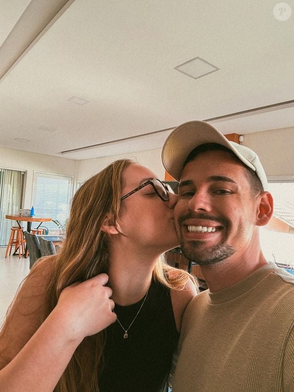 Lucas Borbas e Diulia Loregian assumiram o namoro em abril de 2026, três meses após a morte de Isabel Veloso