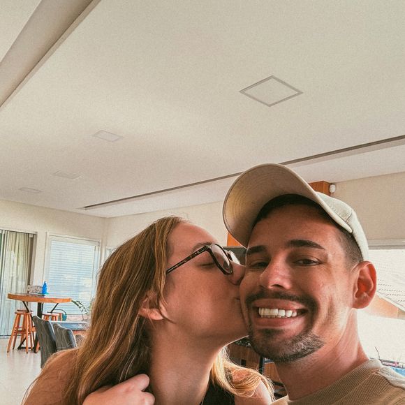 Lucas Borbas e Diulia Loregian assumiram o namoro em abril de 2026, três meses após a morte de Isabel Veloso
