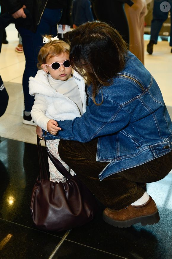 Filha de Fernanda Paes Leme, Pilar esbanja estilo e rouba cena na pré-estreia vip do musical infantil 'Masha e o Urso'