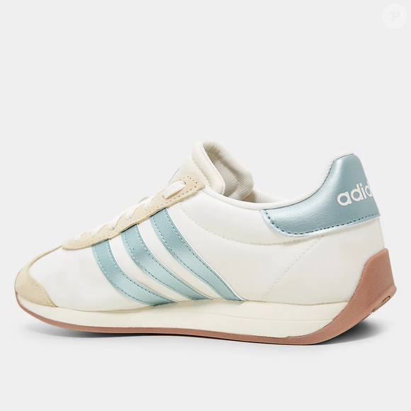 O tom gelo com detalhes metalizados em azul do Adidas Runvista foi o responsável por despertar a comparação com o visual da Barbie em "O Lago dos Cisnes", especialmente com a roupa da personagem Odette