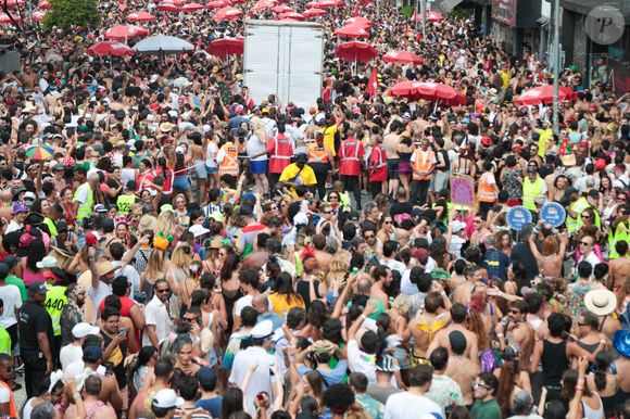 Uma multidão acompanhou o Baixo Augusta pelas ruas de São Paulo