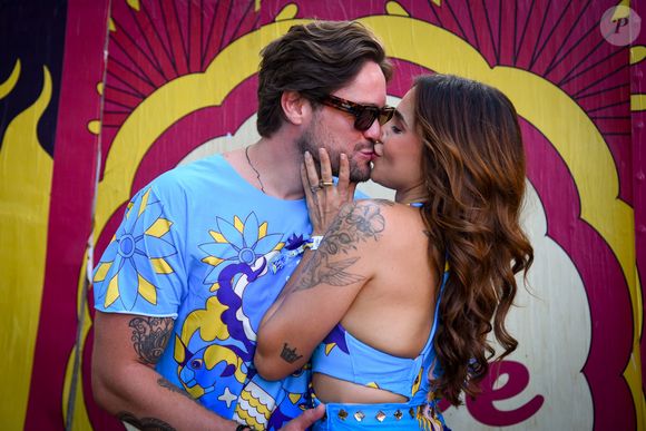 Os ex-BBBs Paula Amorim e Breno Simões trocaram beijos no carnaval 2025