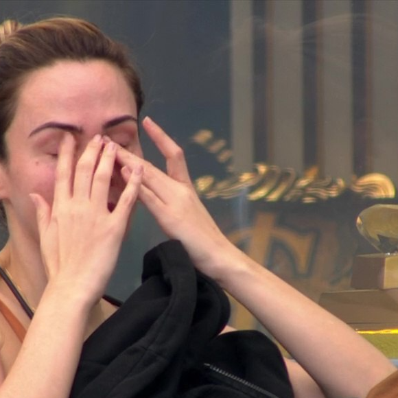A jornalista Ana Paula Renault se emociona no BBB 26 ao falar sobre pressão no jogo e conflitos com Babu Santana