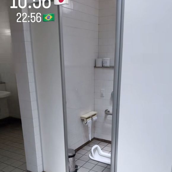 Na sequência, durante a viagem internacional, Virginia disparou: 'Mas tem um vaso aqui também'.