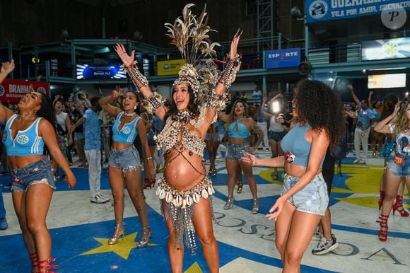 A saia curta de Sabrina Sato traz franjas prateadas brilhantes e búzios pendentes, detalhes que dão movimento ao figurino usado pela rainha de bateria da Vila Isabel