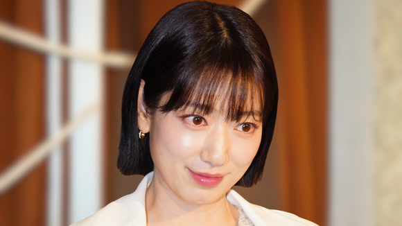 Adeus, rotina coreana com 12 passos: simplicidade é o novo luxo em skincare e dermatologista lista 4 etapas fundamentais para fazer todo dia